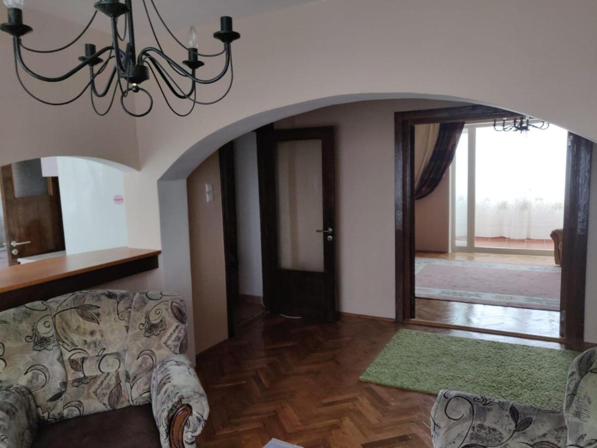 Pelican Proxy Apartment Орадя Экстерьер фото